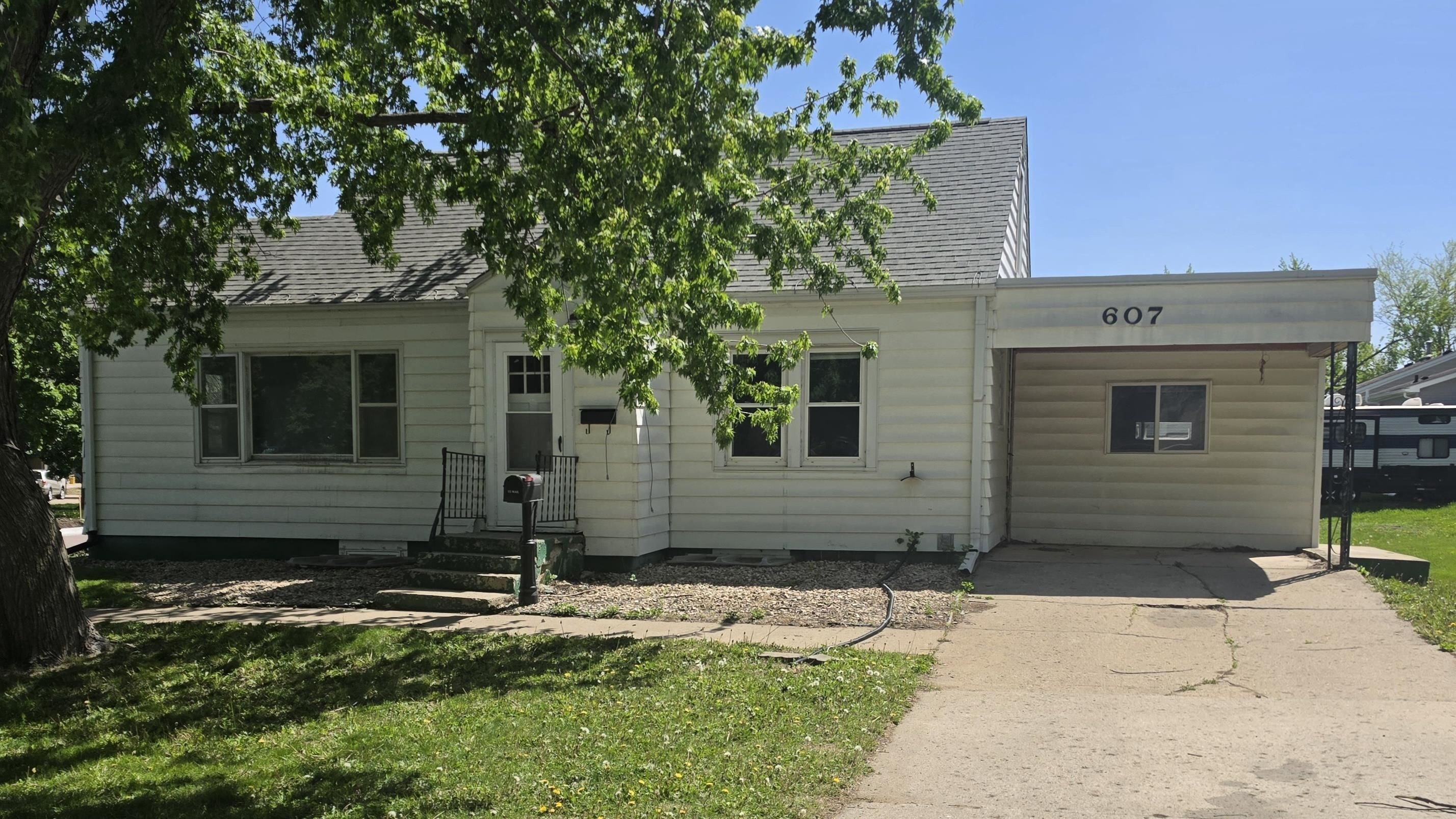 Single Family 5BR 2BA - 607 Central Ave NE, Orange City, IA