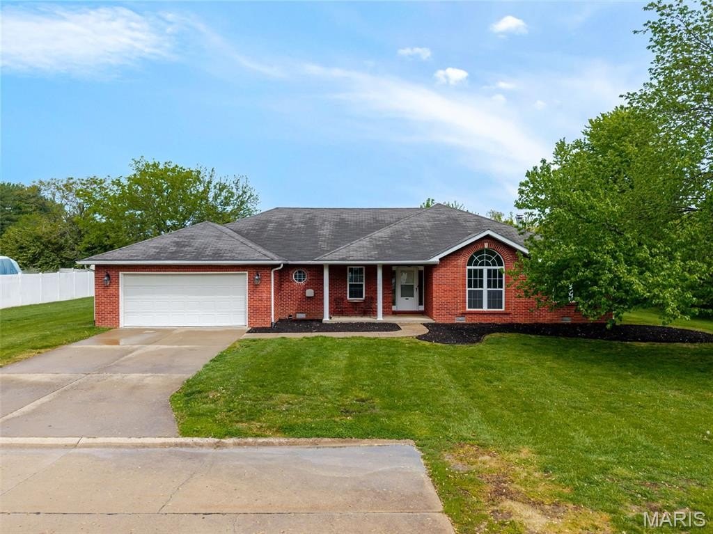 Single Family 4BR 2BA - 204 Piney Woods Drive, Swansea, IL