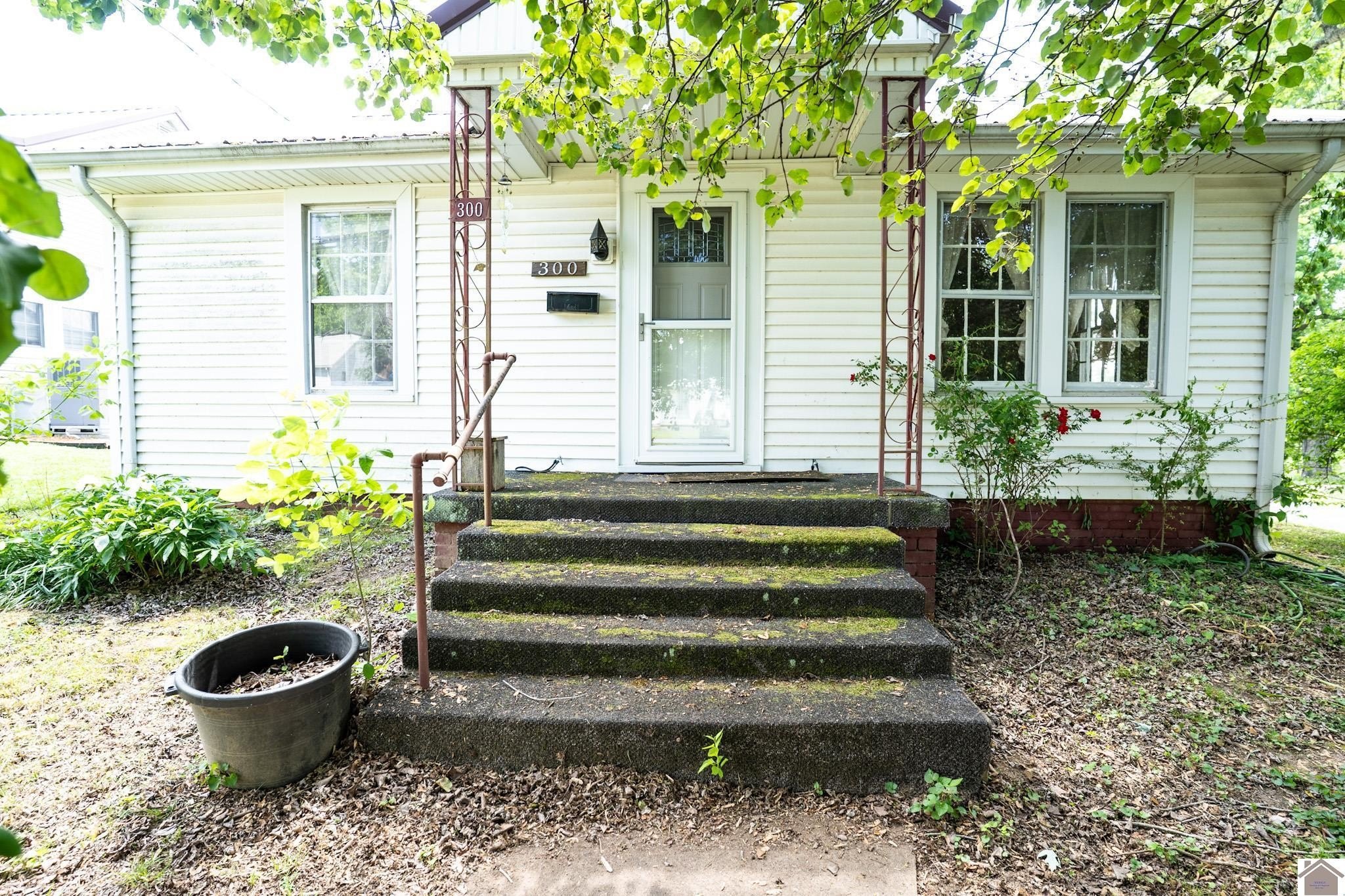 Single Family 2BR 1BA - 300 Dawson Rd, Princeton, KY