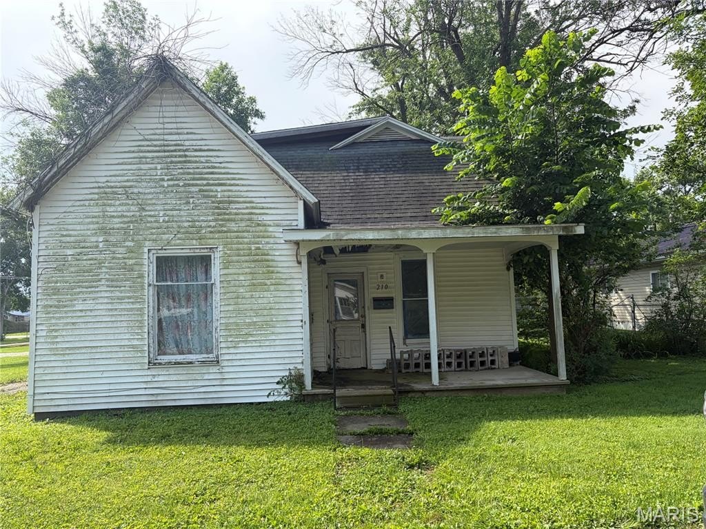 Single Family 3BR 2BA - 210 E McPike Street, Vandalia, MO