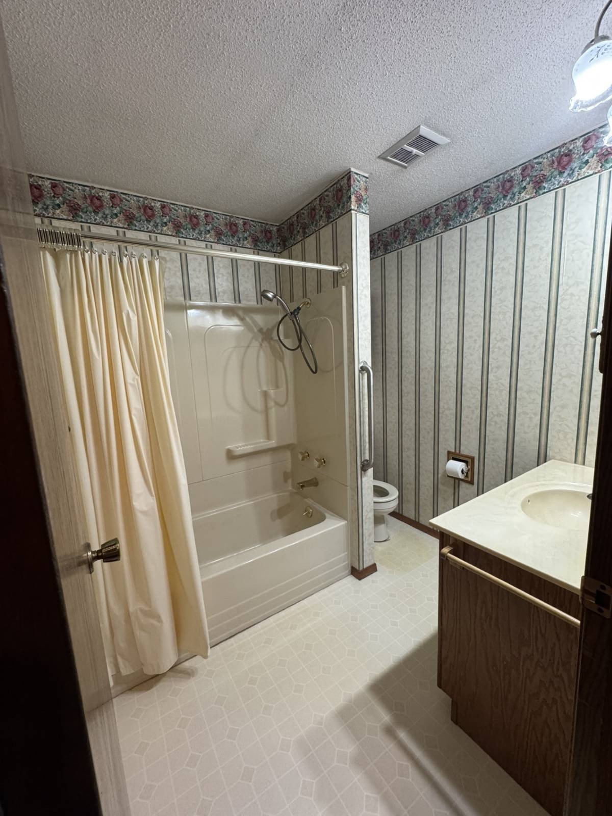 Single Family 2BR 3BA - 525 North 9th Street, ONeill, NE