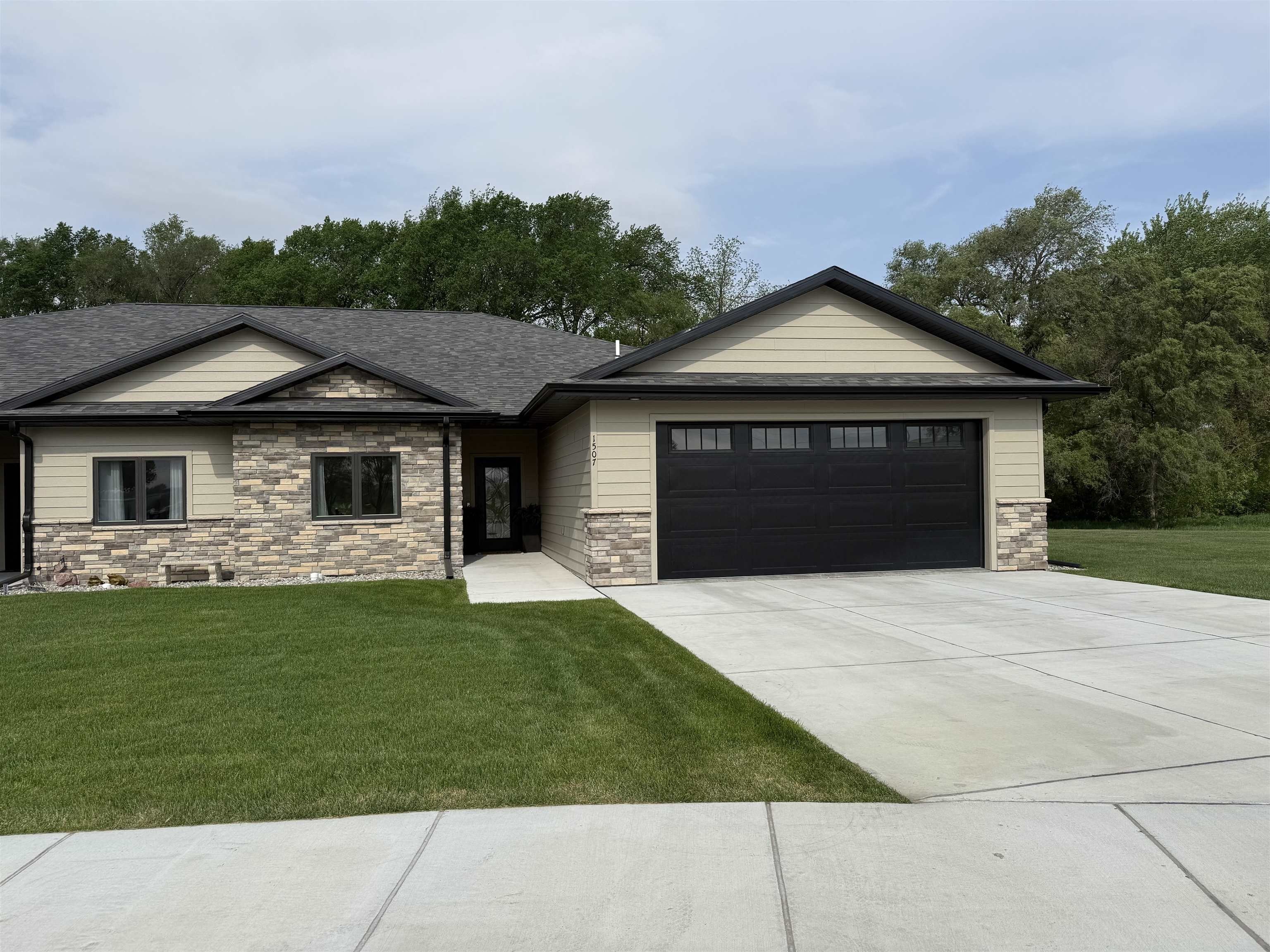Single Family 2BR 2BA - 1507 Regency Circle North, Norfolk, NE