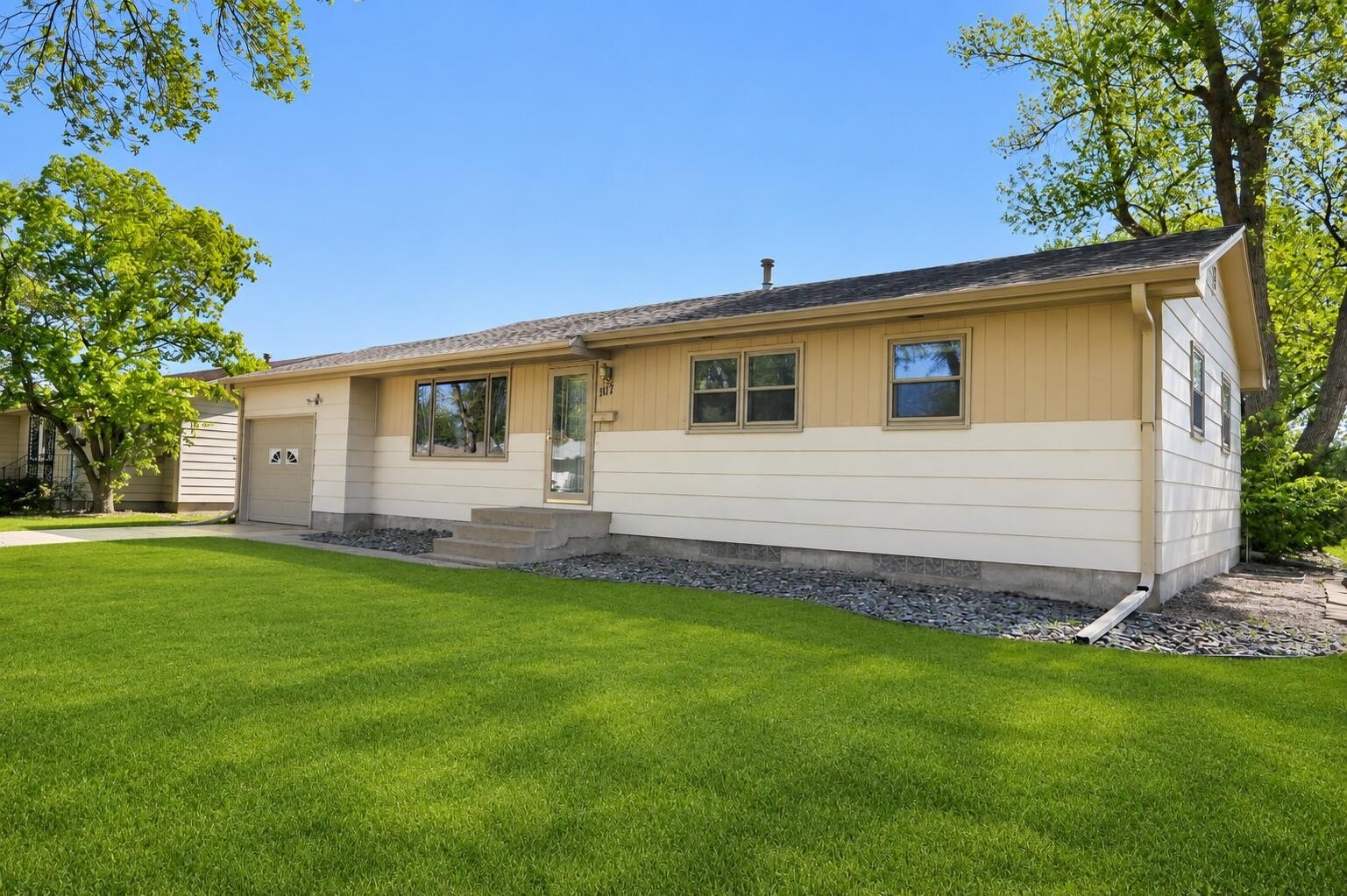 Single Family 4BR 2BA - 1417 S 6th Street, Aberdeen, SD