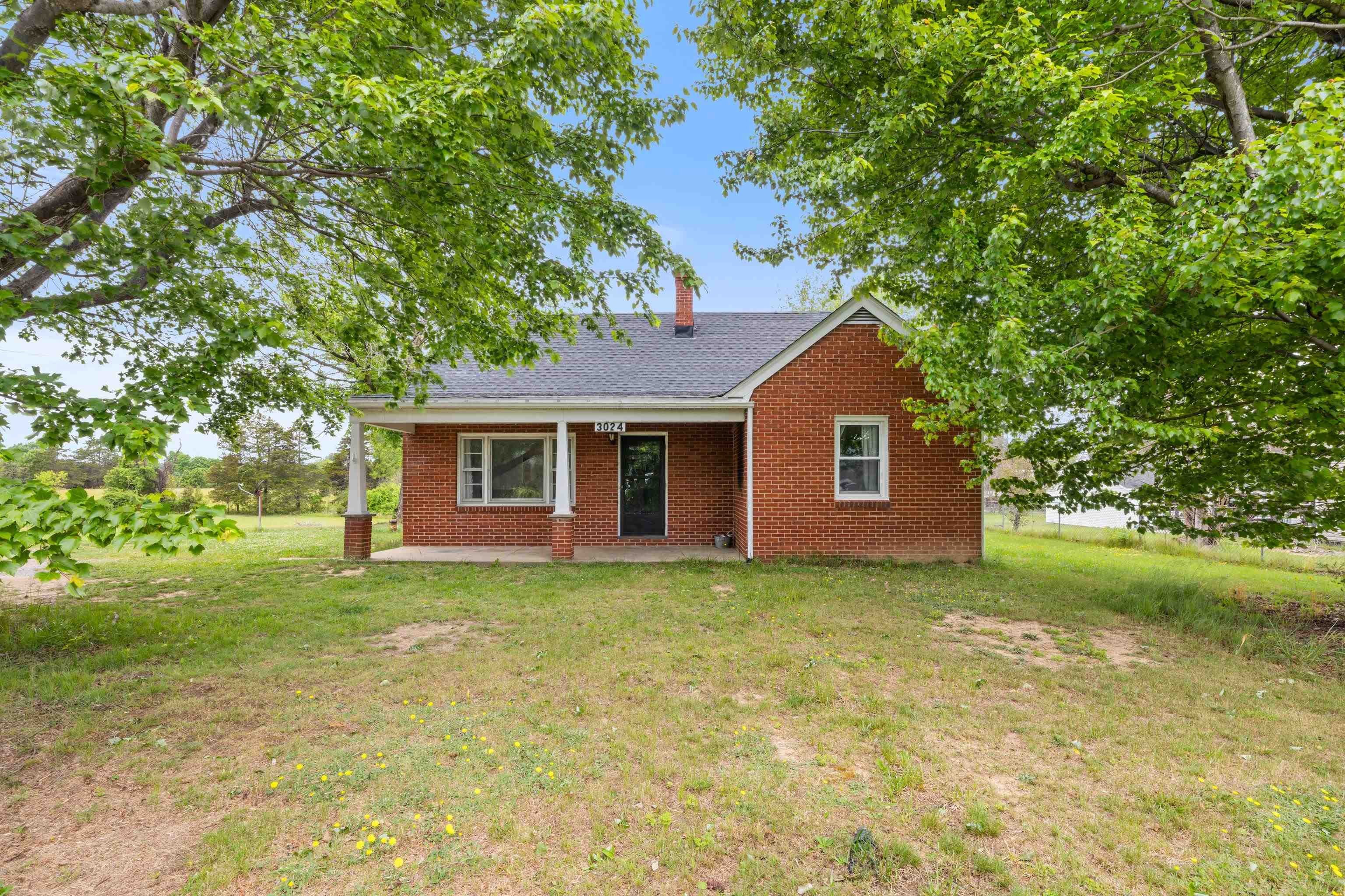 Single Family 4BR 1BA - 3024 EAST SIDE HWY, GROTTOES, VA