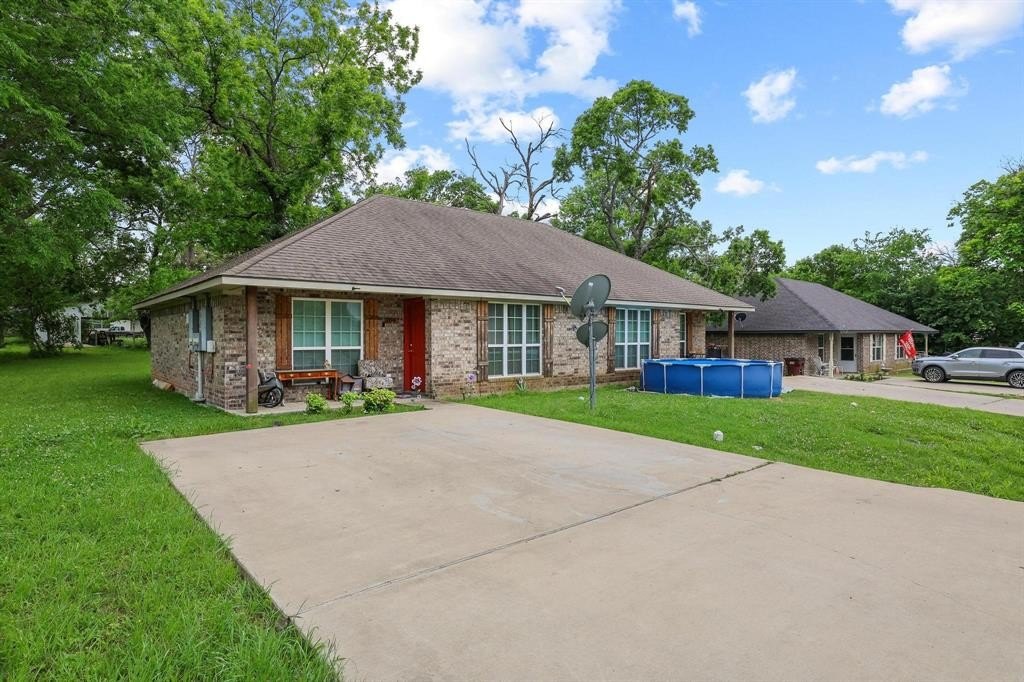 Single Family 2BR 1BA - 704 Seven Oaks Road, Bonham, TX