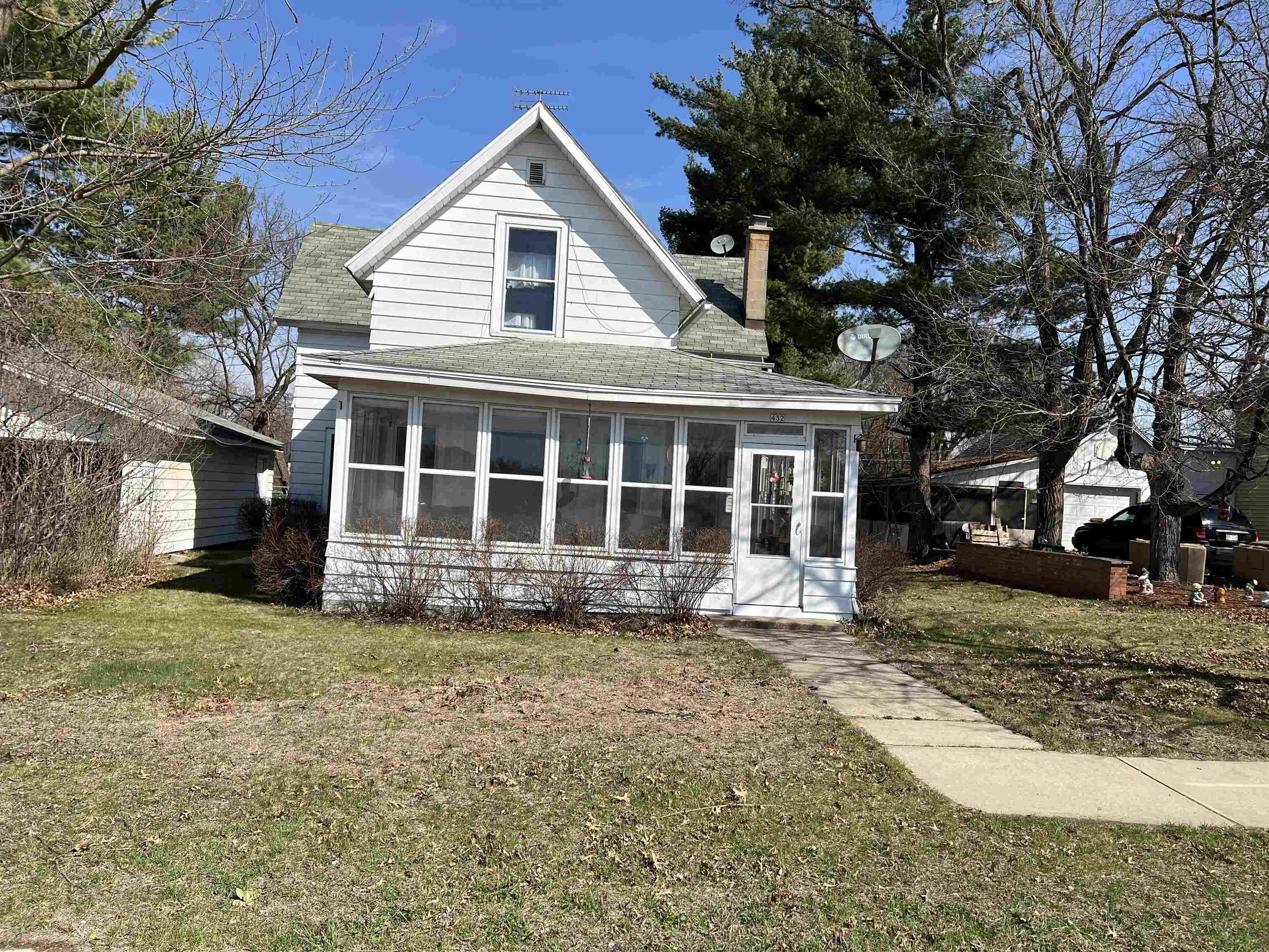 Single Family 4BR 1BA - 432 W Front Street, Muscoda, WI