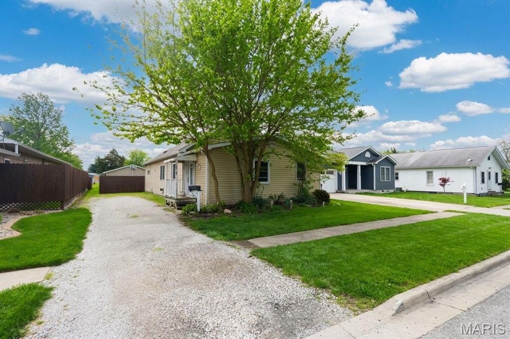 Single Family 3BR 1BA - 410 Henry Street, Gillespie, IL