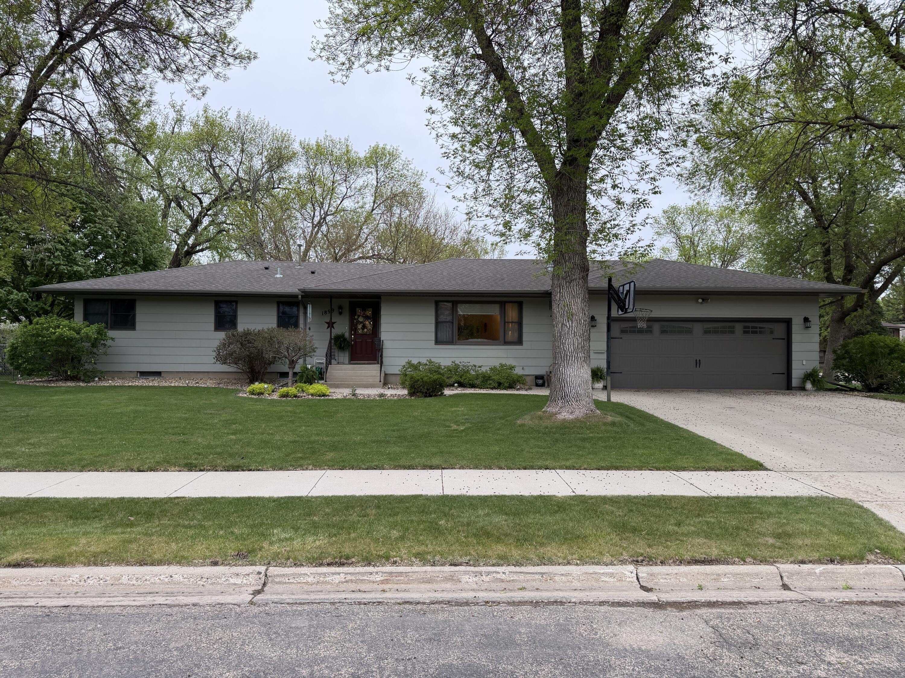 Single Family 6BR 3BA - 1899 Eisenhower Circle, Aberdeen, SD