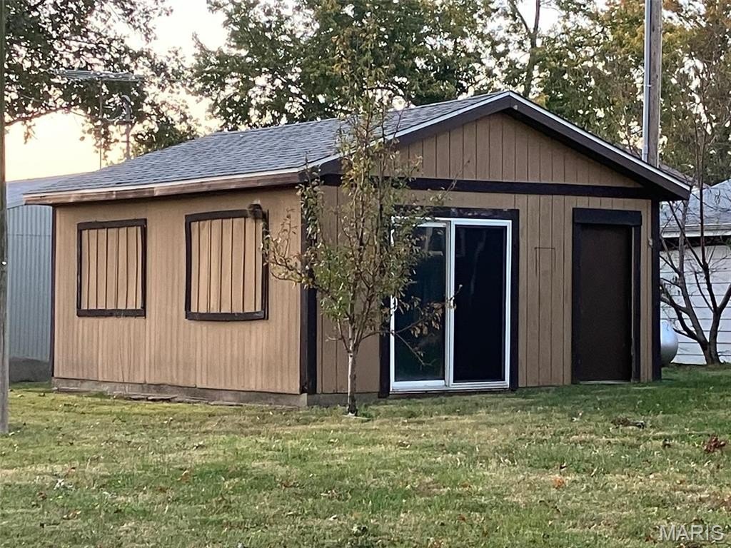 Single Family - 3 Lakeview Drive, Carlyle, IL