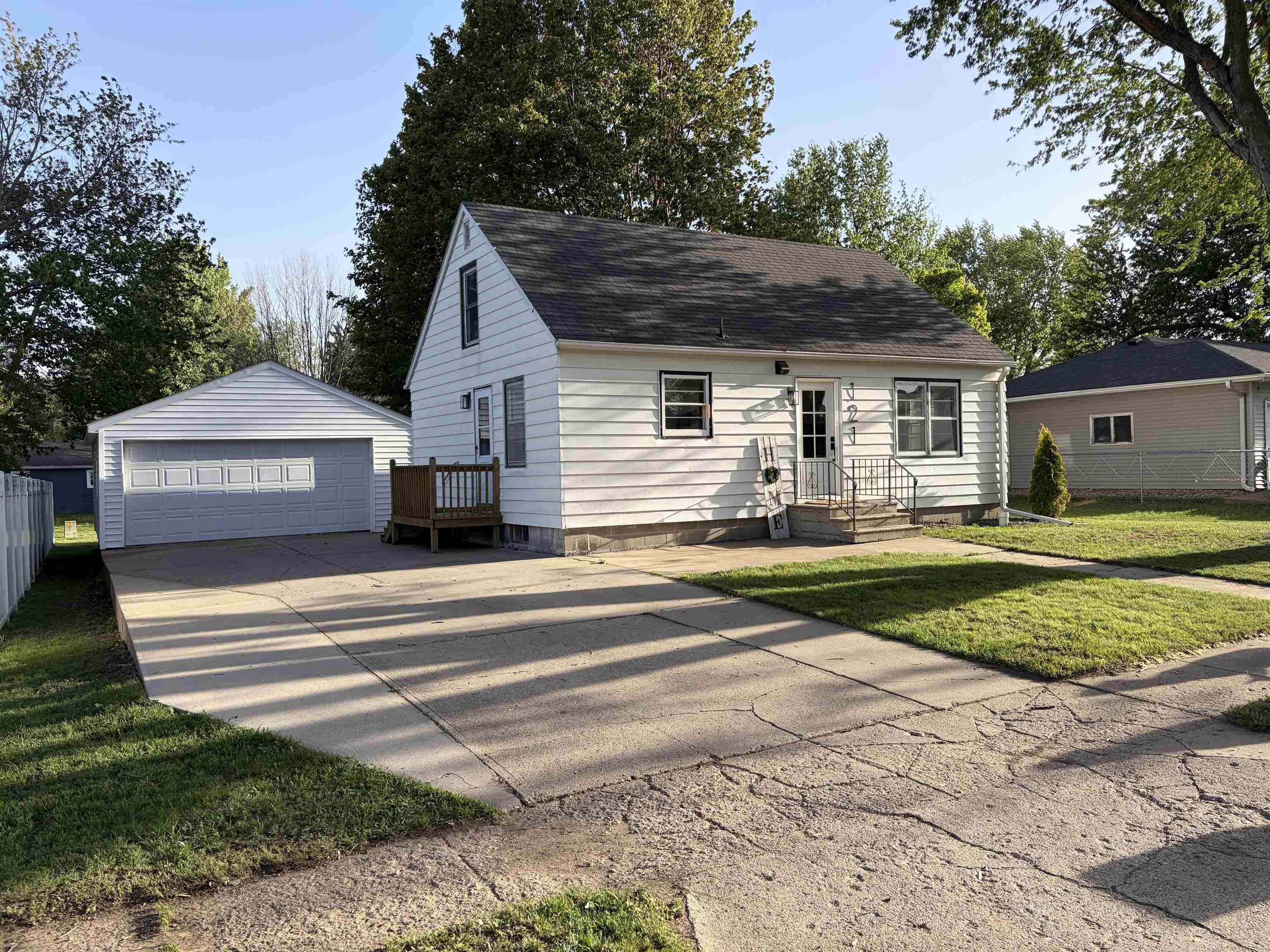 Single Family 3BR 2BA - 121 7TH ST SW, Sioux Center, IA
