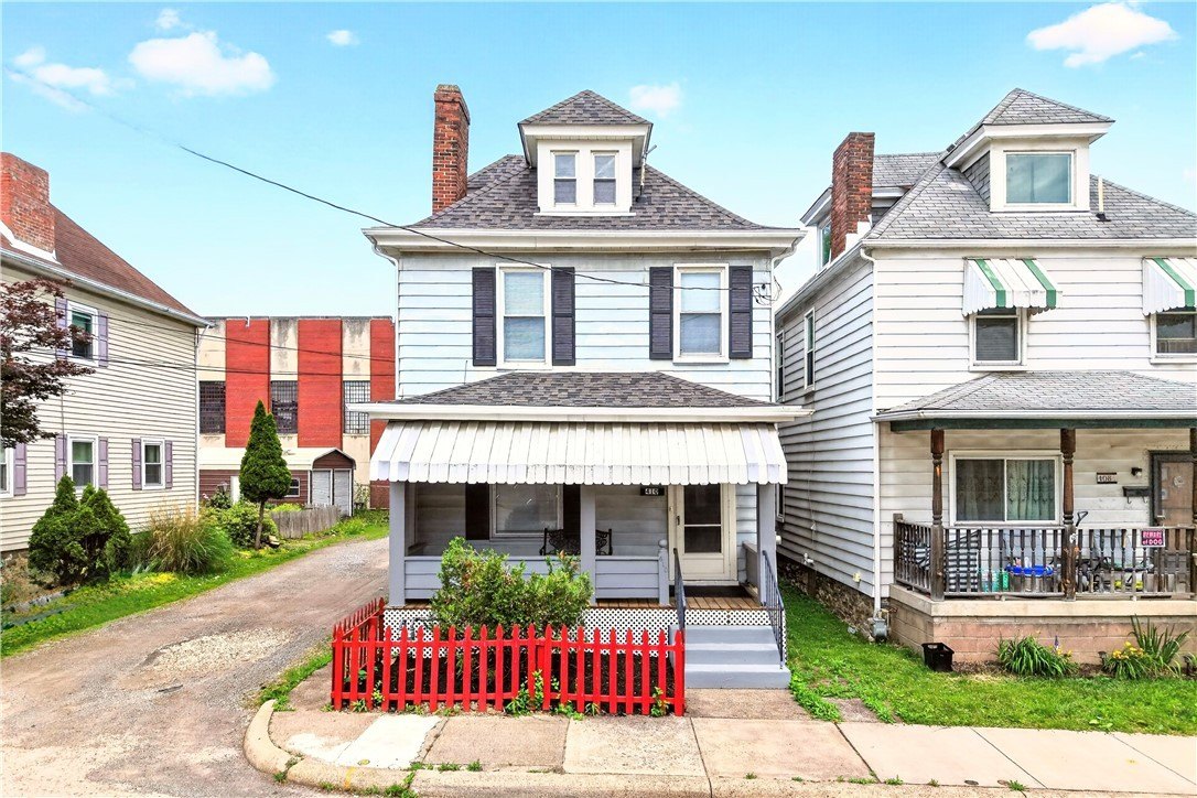 Single Family 4BR 3BA - 410 Kendall St, Coraopolis, PA