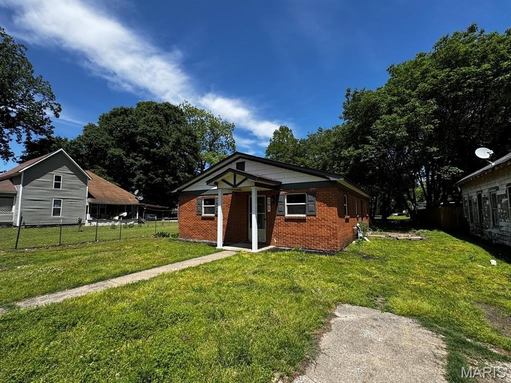Single Family 4BR 2BA - 205 E 9th Street, Caruthersville, MO