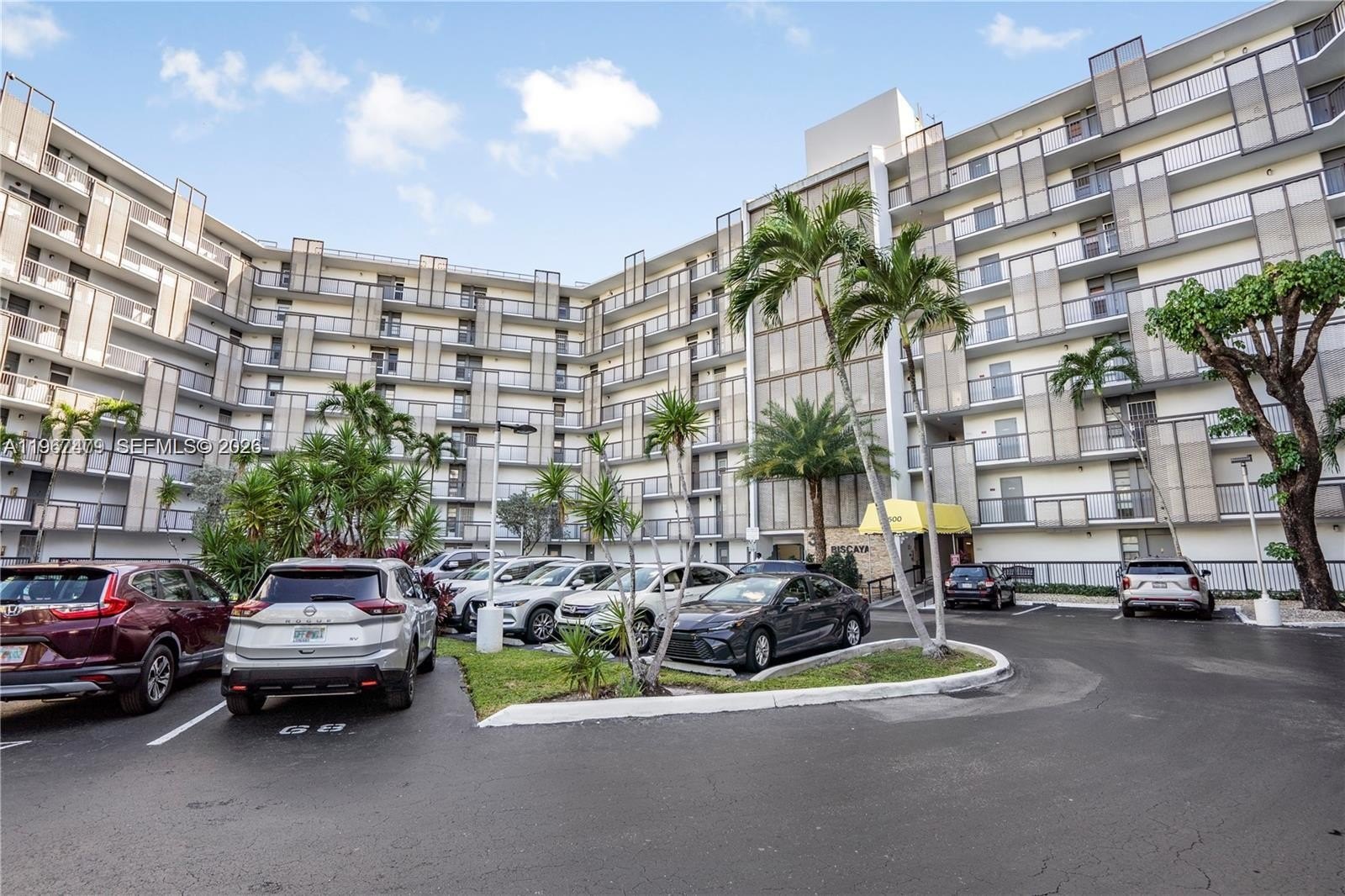 Condo 2BR 2BA - 20500 W Country Club Dr, Aventura, FL