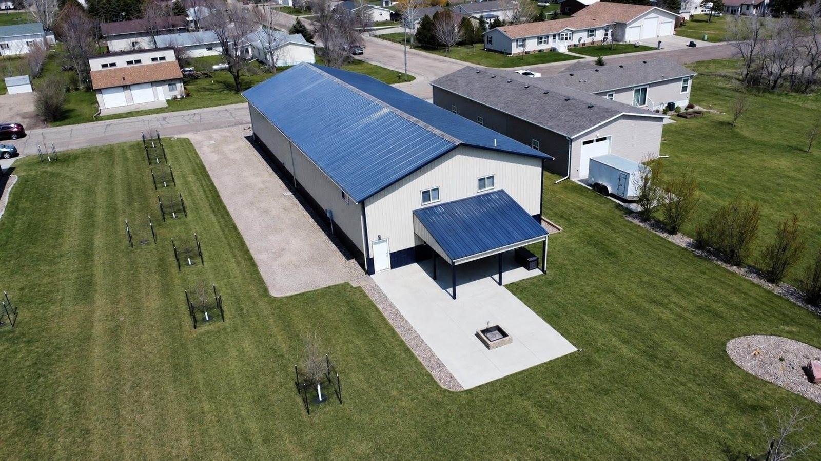 Single Family 5BR 3BA - 345 1st Rd SW, Pick City, ND