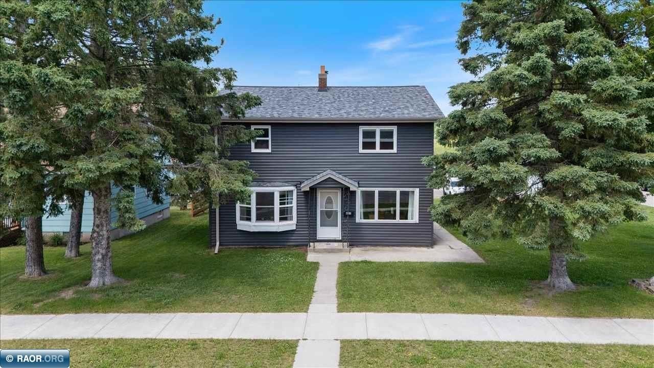 Single Family 5BR 3BA - 602 8th St, Chisholm, MN