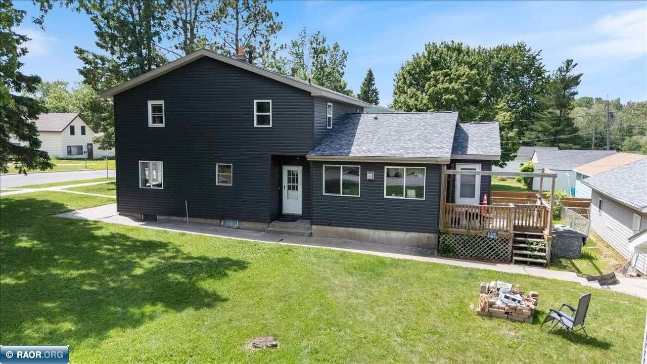 Single Family 5BR 3BA - 602 8th St, Chisholm, MN