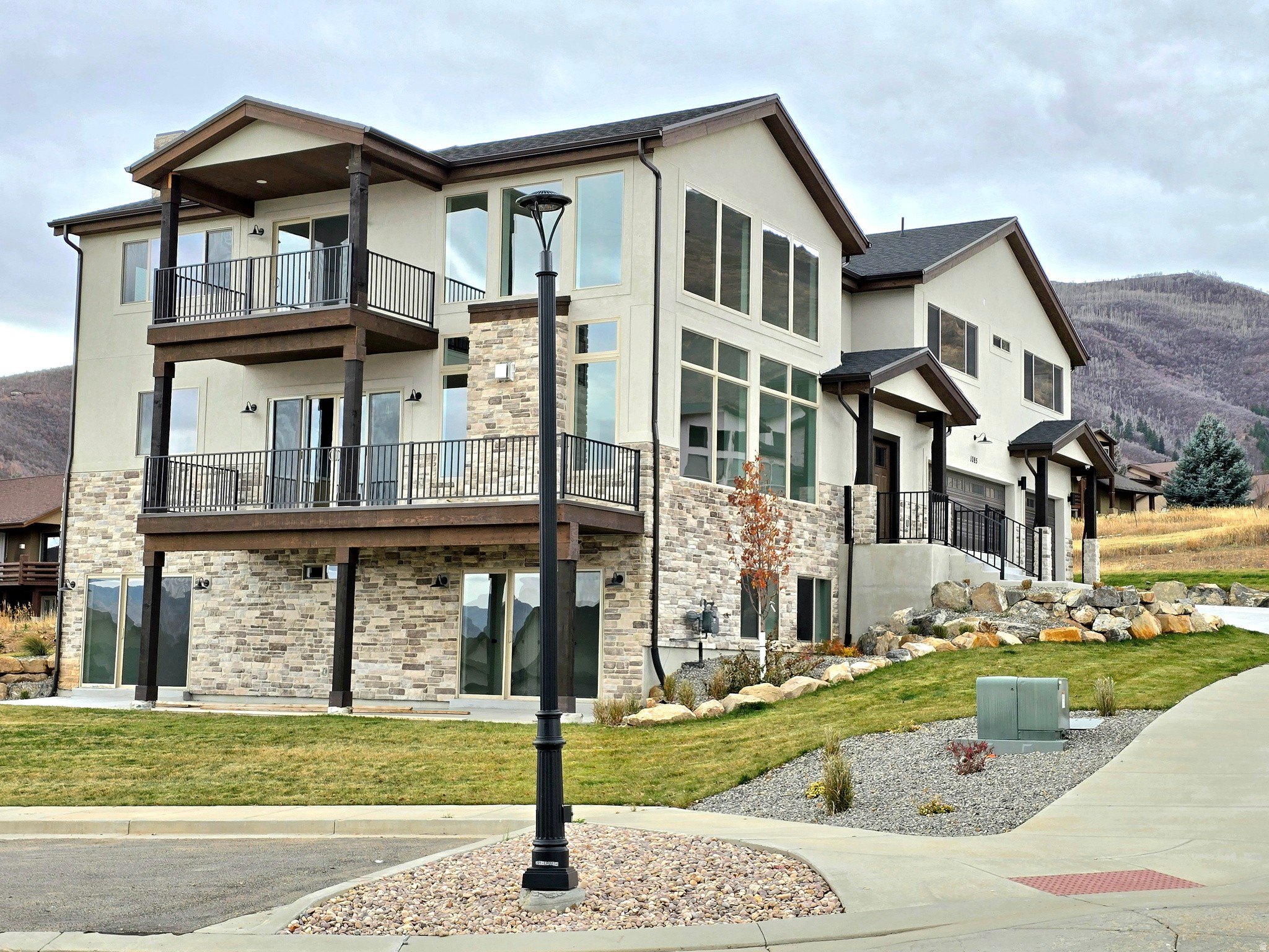 1085 OLYMPIC Cir  