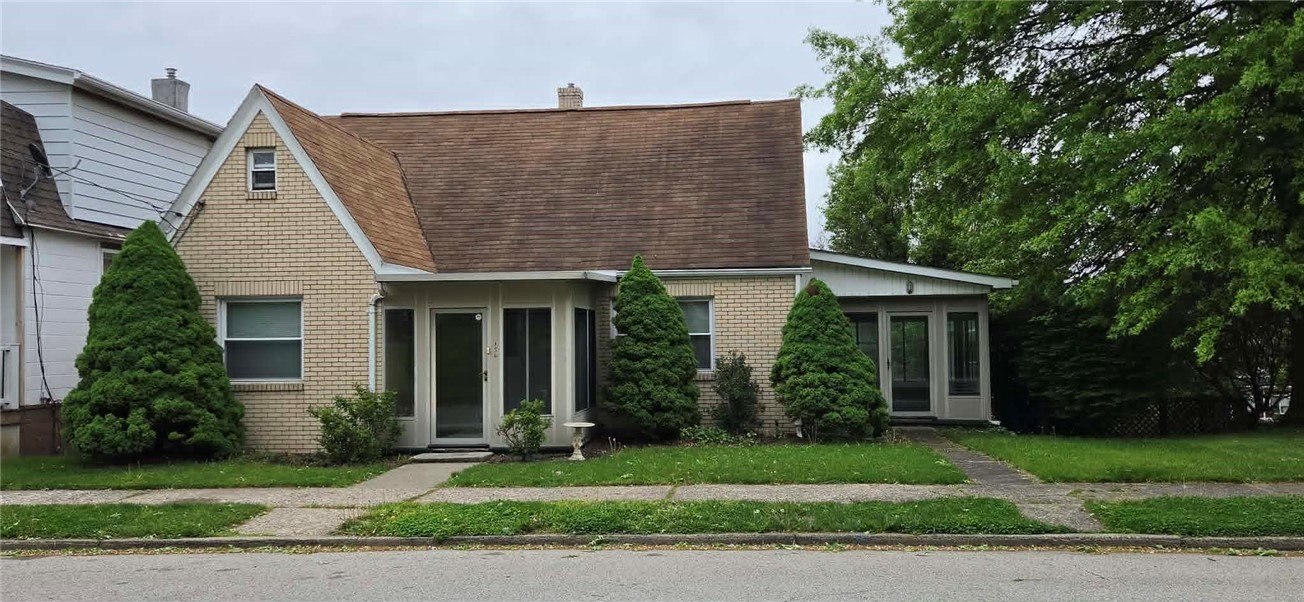 Single Family 4BR 3BA - 156 Oakland Ave, Uniontown, PA