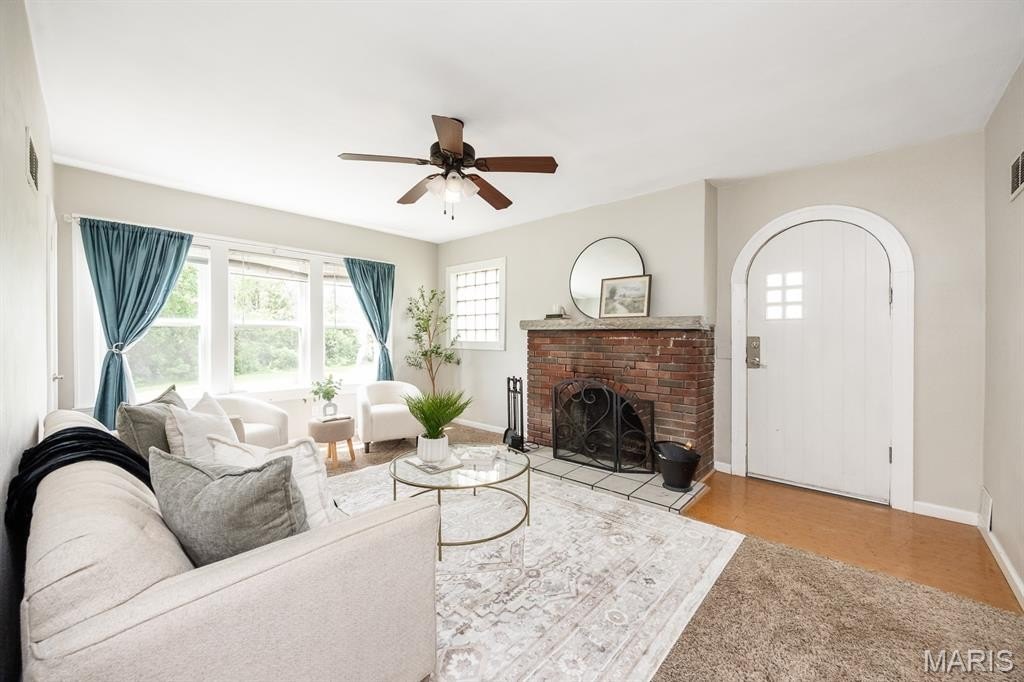 Single Family 4BR 2BA - 304 South Belt West, Belleville, IL