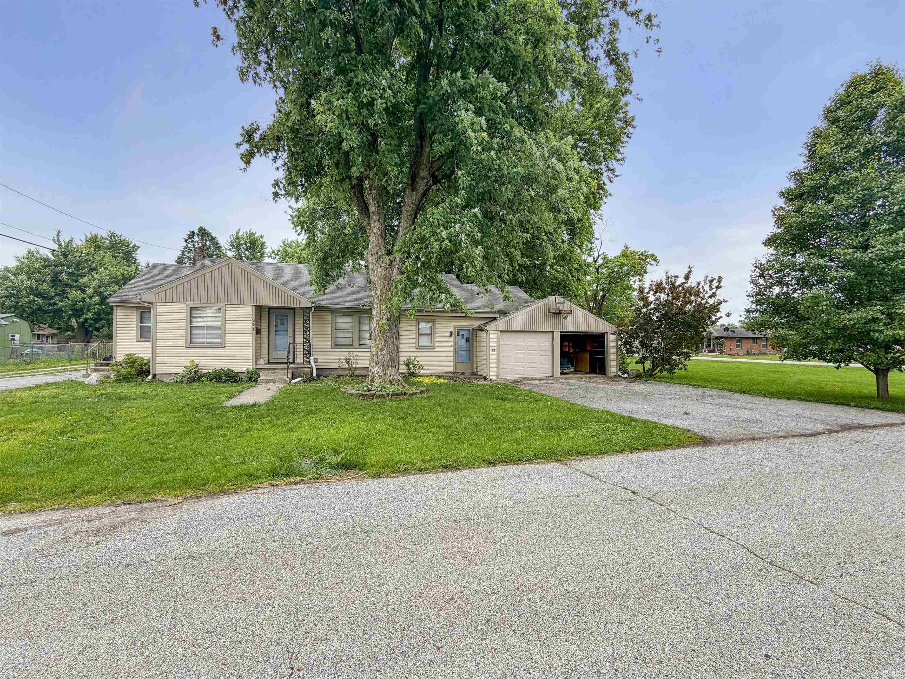 Single Family 2BR 1BA - 951 W Palmer Street, Frankfort, IN