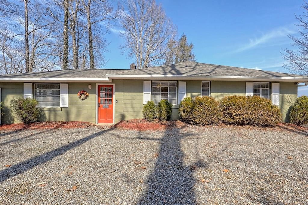 Single Family 2BR 2BA - 1528 Hillcrest Spur, Hiawassee, GA