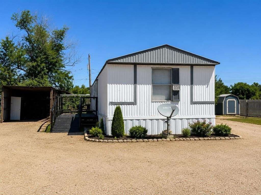 Single Family 3BR 3BA - 209 E Marivena Street, Floydada, TX