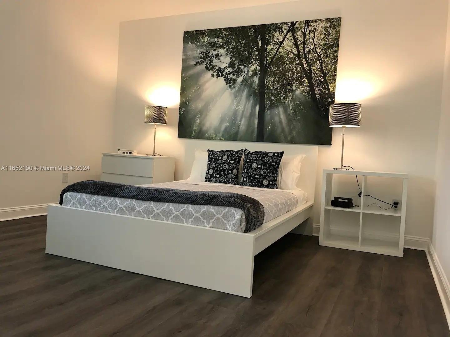 Condo 2BR 1BA - 2615 Collins Ave, Miami Beach, FL