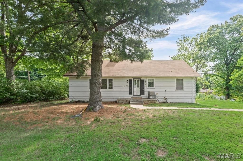 Single Family 4BR 1BA - 500 Edgewood Drive, Belleville, IL