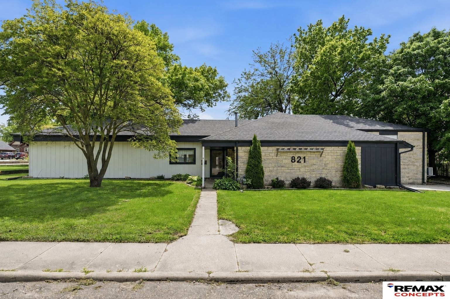 Single Family 4BR 2BA - 821 N 13th Street, Beatrice, NE