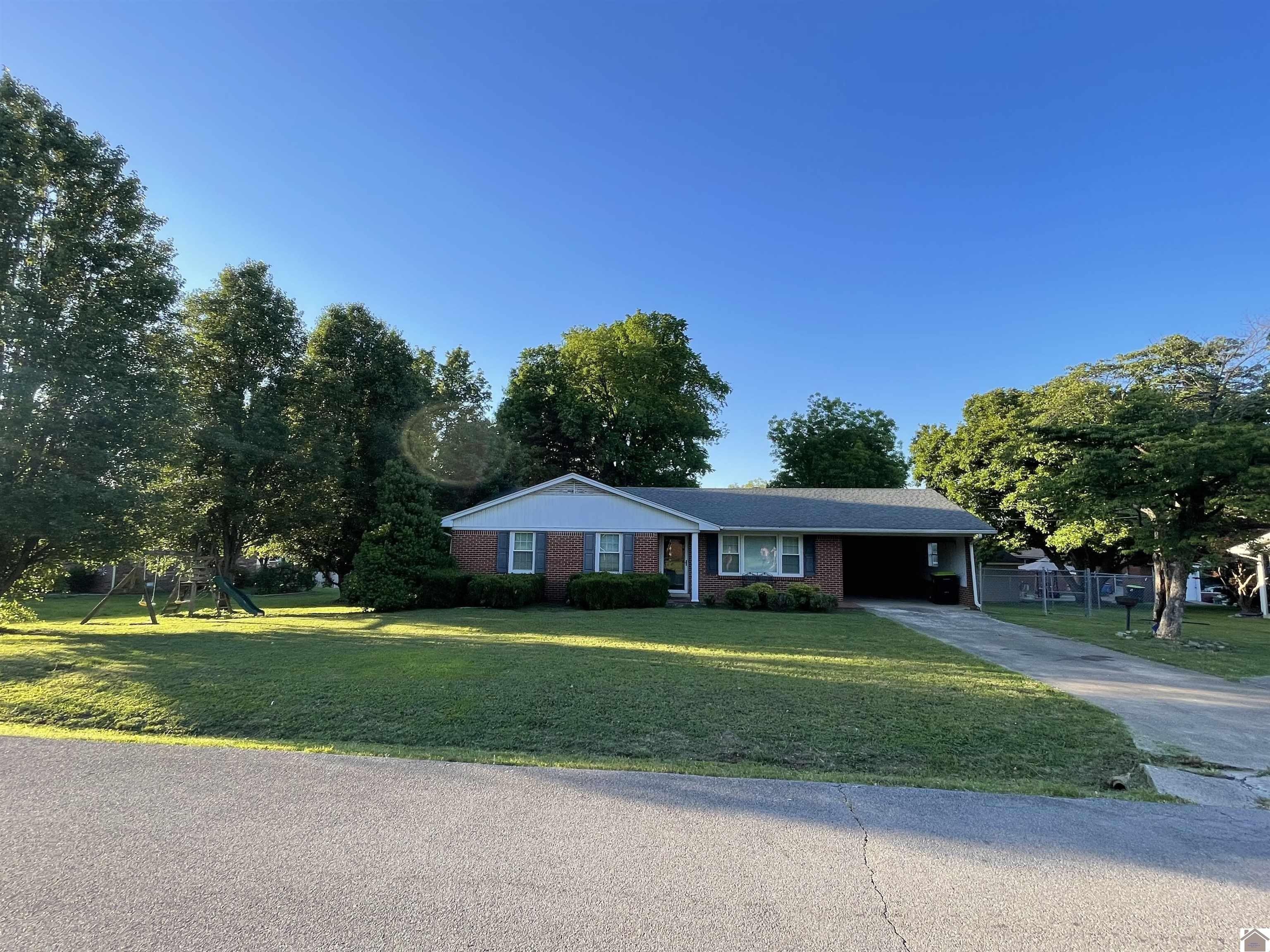Single Family 4BR 2BA - 303 Crume St, Clinton, KY