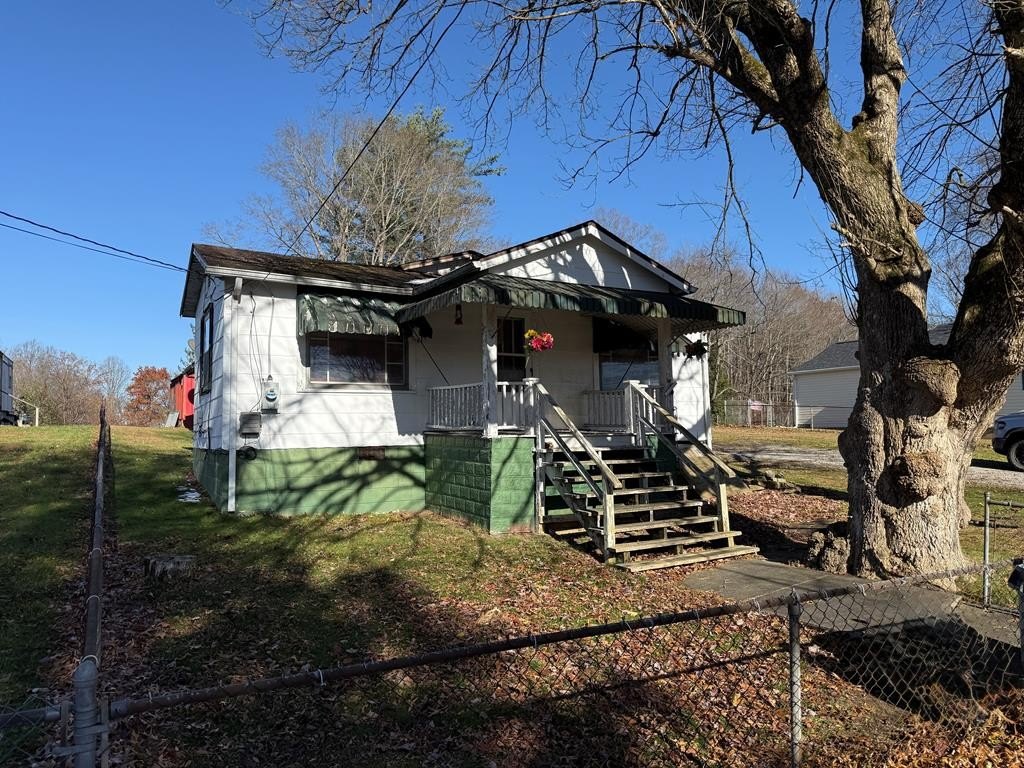 Single Family 2BR 1BA - 302 Burke Ave, OAK HILL, WV