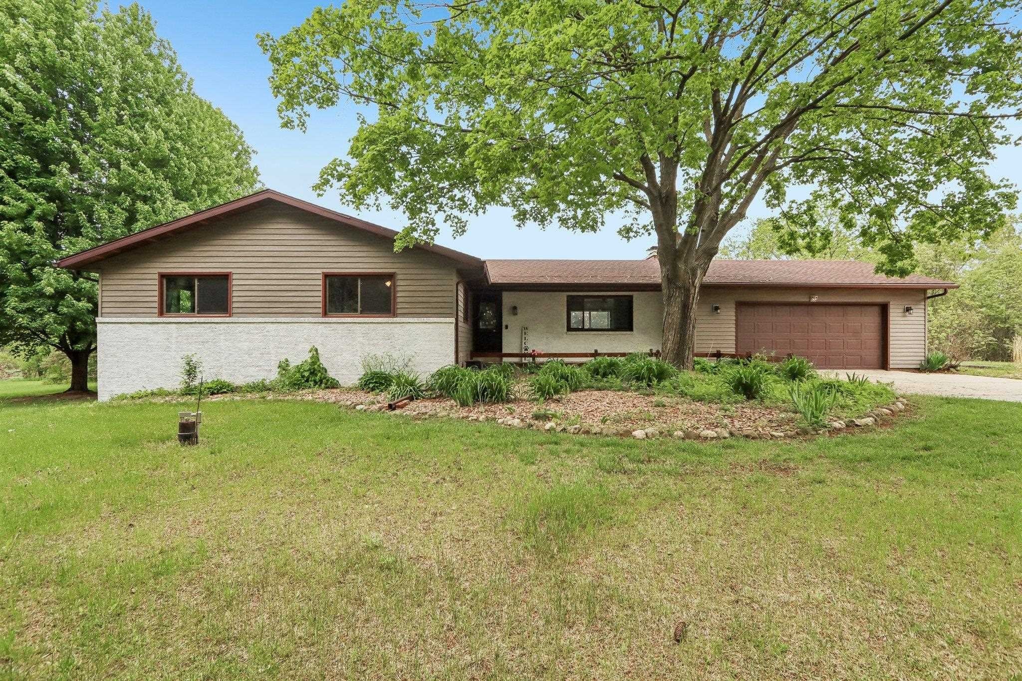 Single Family 4BR 3BA - W7956 Morse Road, Poynette, WI