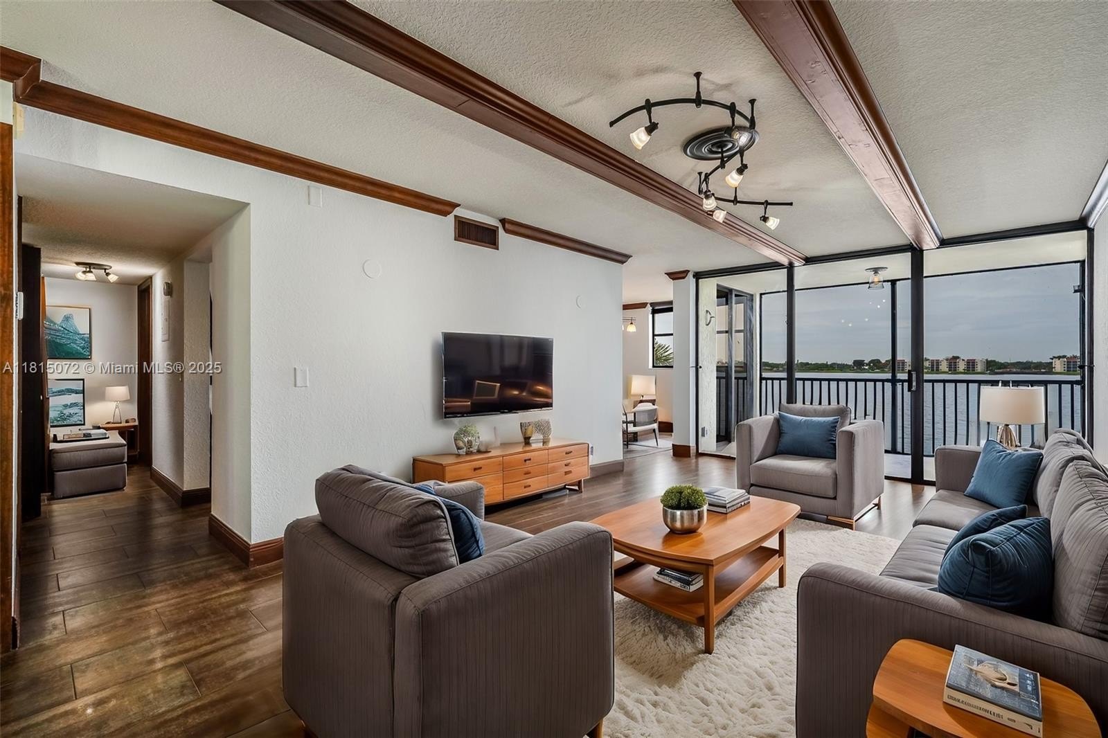 Condo 1BR 2BA - 106 Lake Emerald Dr, Oakland Park, FL