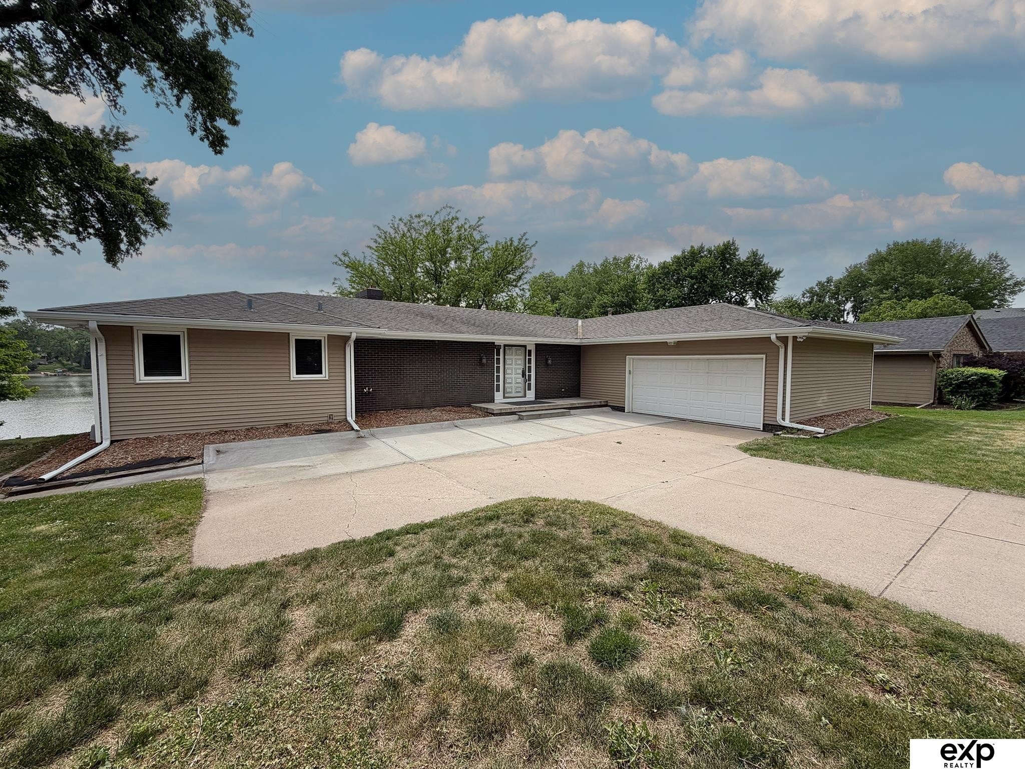 Single Family 4BR 5BA - 460 Lakehurst Drive, Waterloo, NE