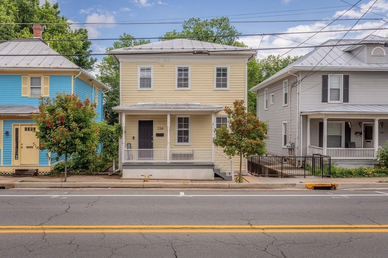 Single Family 2BR 2BA - 234 N MAIN ST, WOODSTOCK, VA