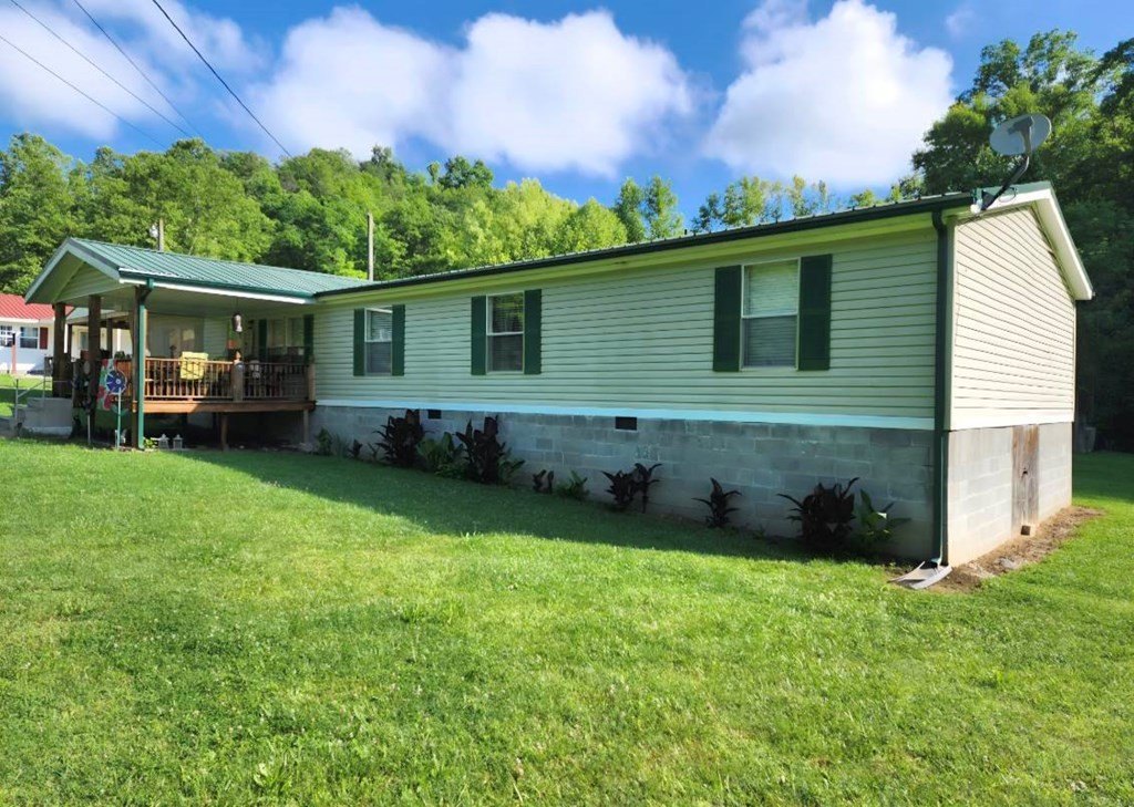 Single Family 3BR 3BA - 2246 Asa Creek, Hager Hill, KY