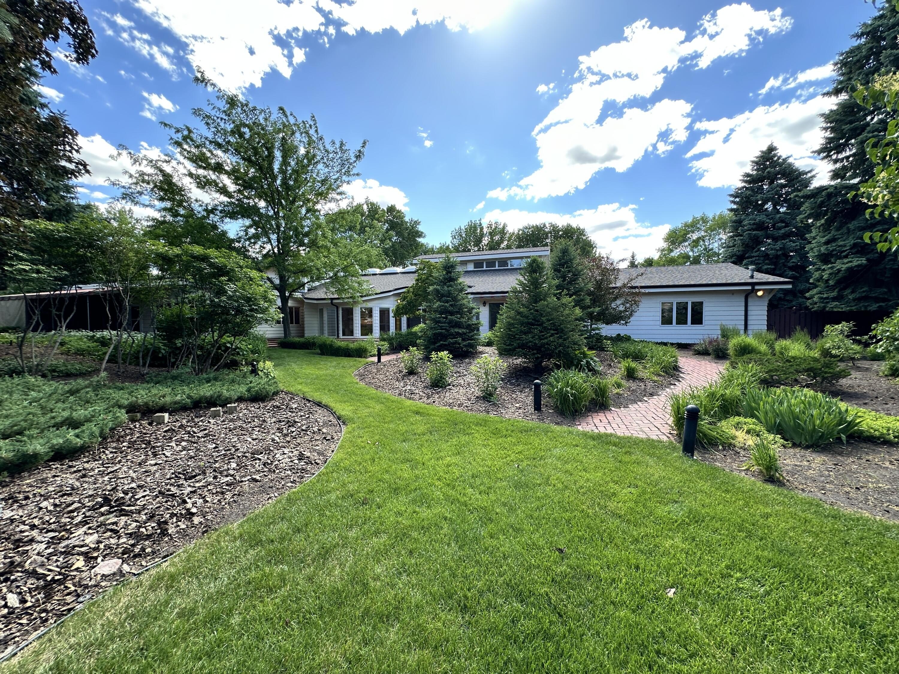 Single Family 4BR 6BA - 778 Iowa Ave SE, Huron, SD