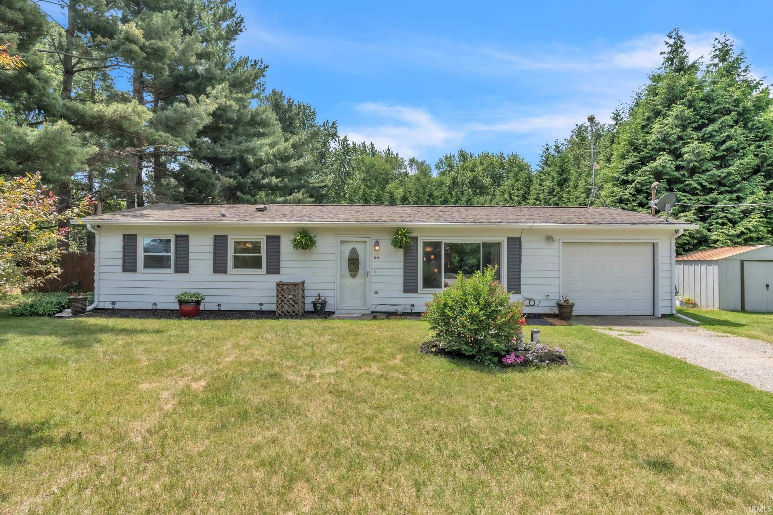 Single Family 3BR 1BA - 1585 W 115 N Road, Angola, IN
