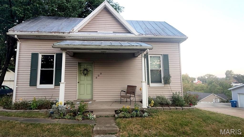 909 Miller (Seller offering 2k closing cost credit) St  