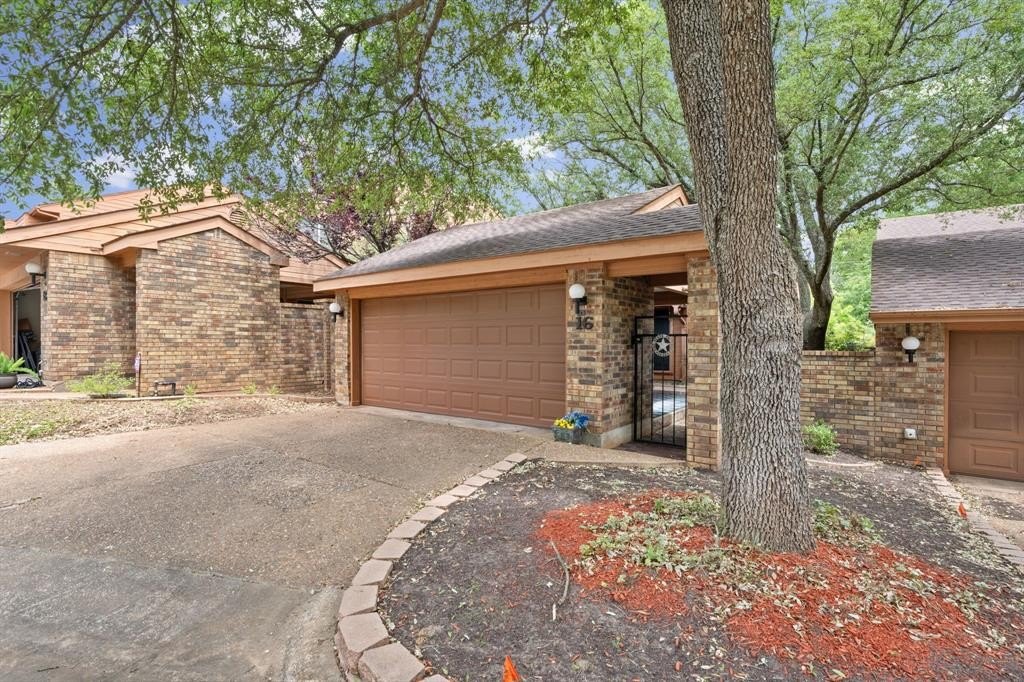 Single Family 2BR 2BA - 16 Village Green Court, Denison, TX
