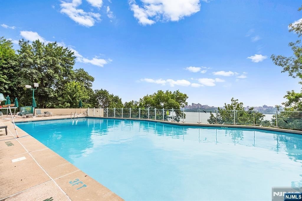 Co-op 2BR 2BA - 1 Horizon G2, Fort Lee, NJ