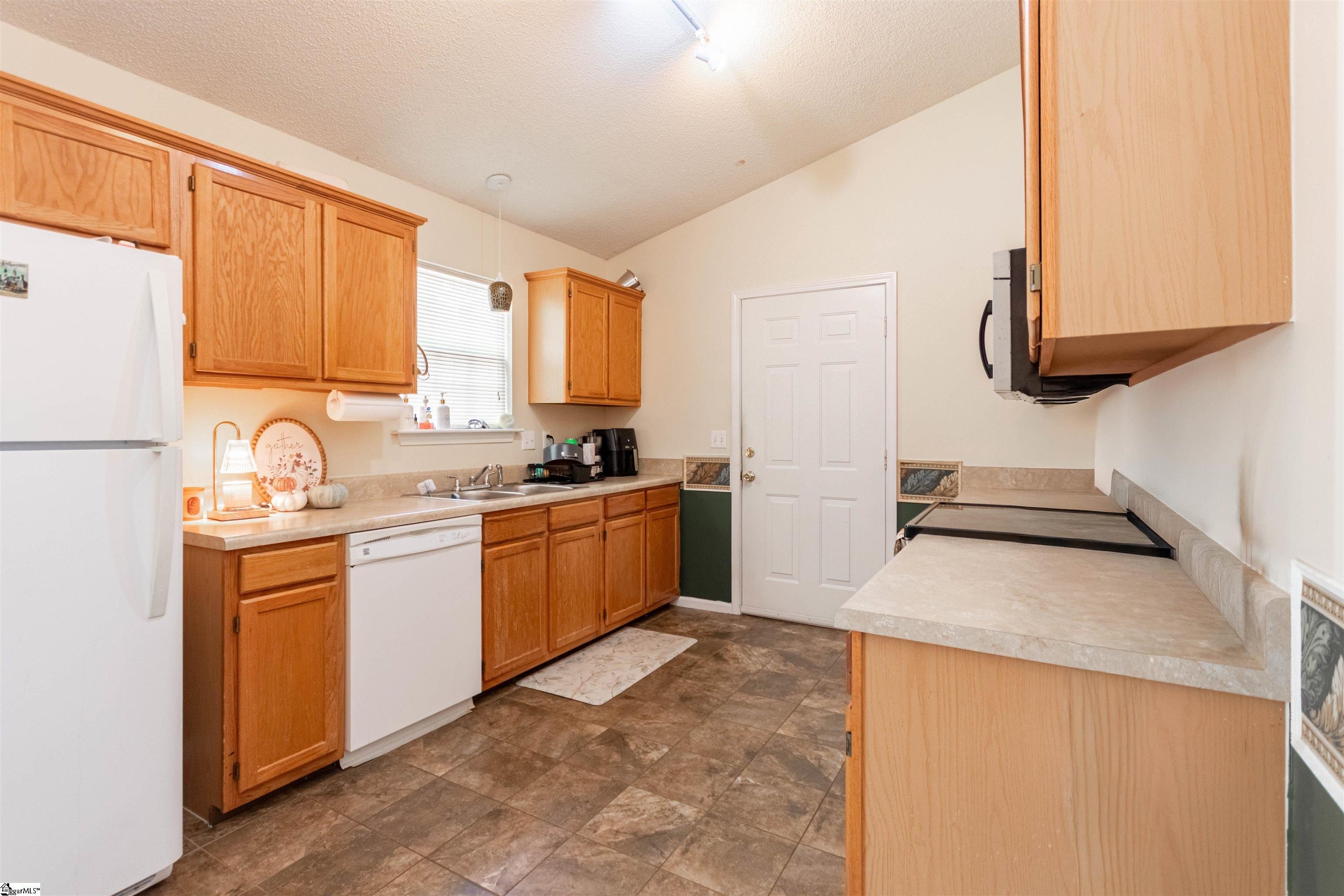 Single Family 3BR 2BA - 132 HIGH MEADOWS Lane, Greer, SC