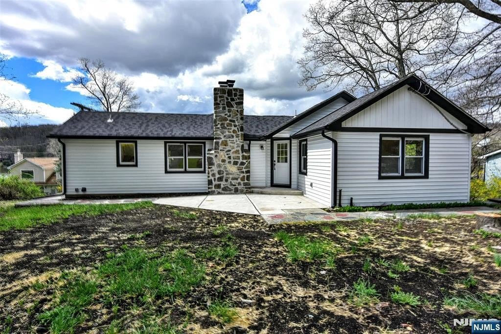 Single Family 2BR 2BA - 56 E Lake Shore Road, Hardyston, NJ