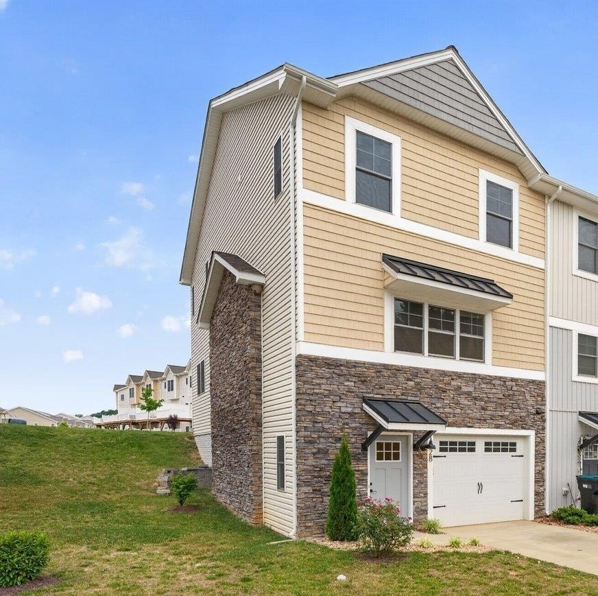 Single Family 4BR 4BA - 1528 PALOMINO TRL, ROCKINGHAM, VA