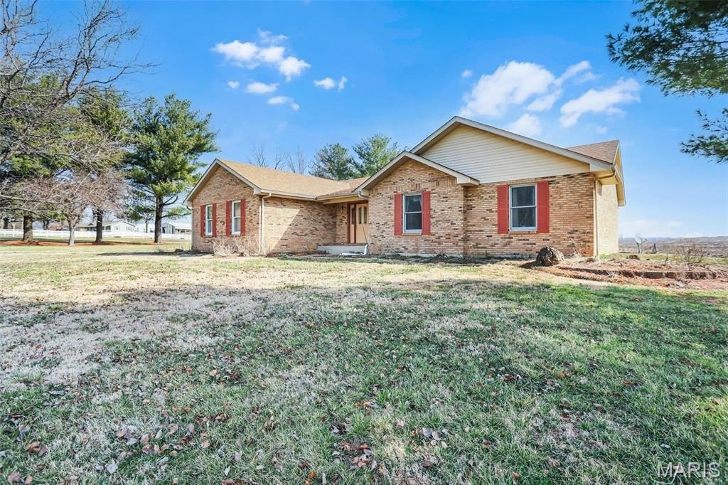 Single Family 3BR 3BA - 4842 Indian Hills Drive, Edwardsville, IL
