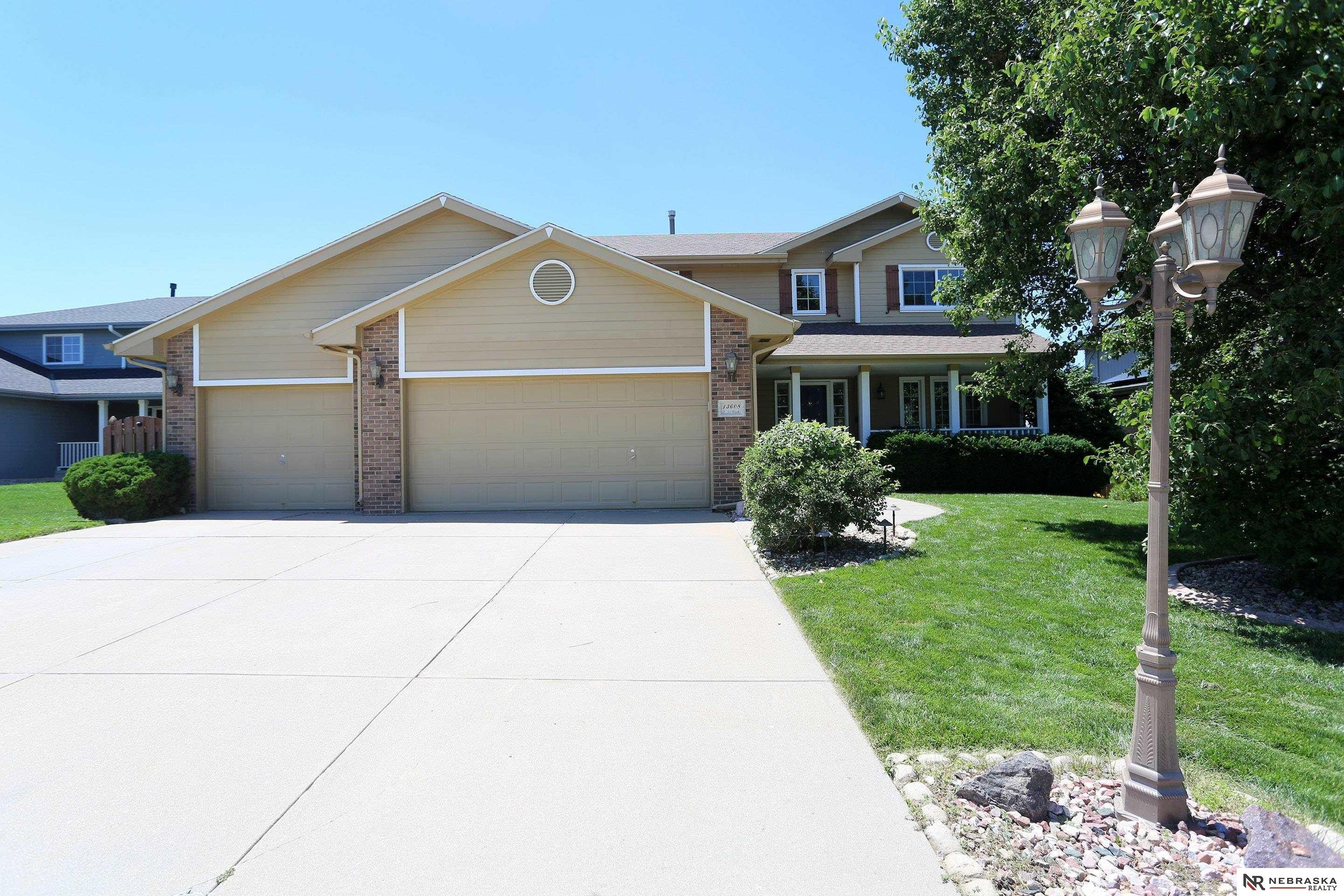 Single Family 5BR 4BA - 13608 S 41 Circle, Bellevue, NE