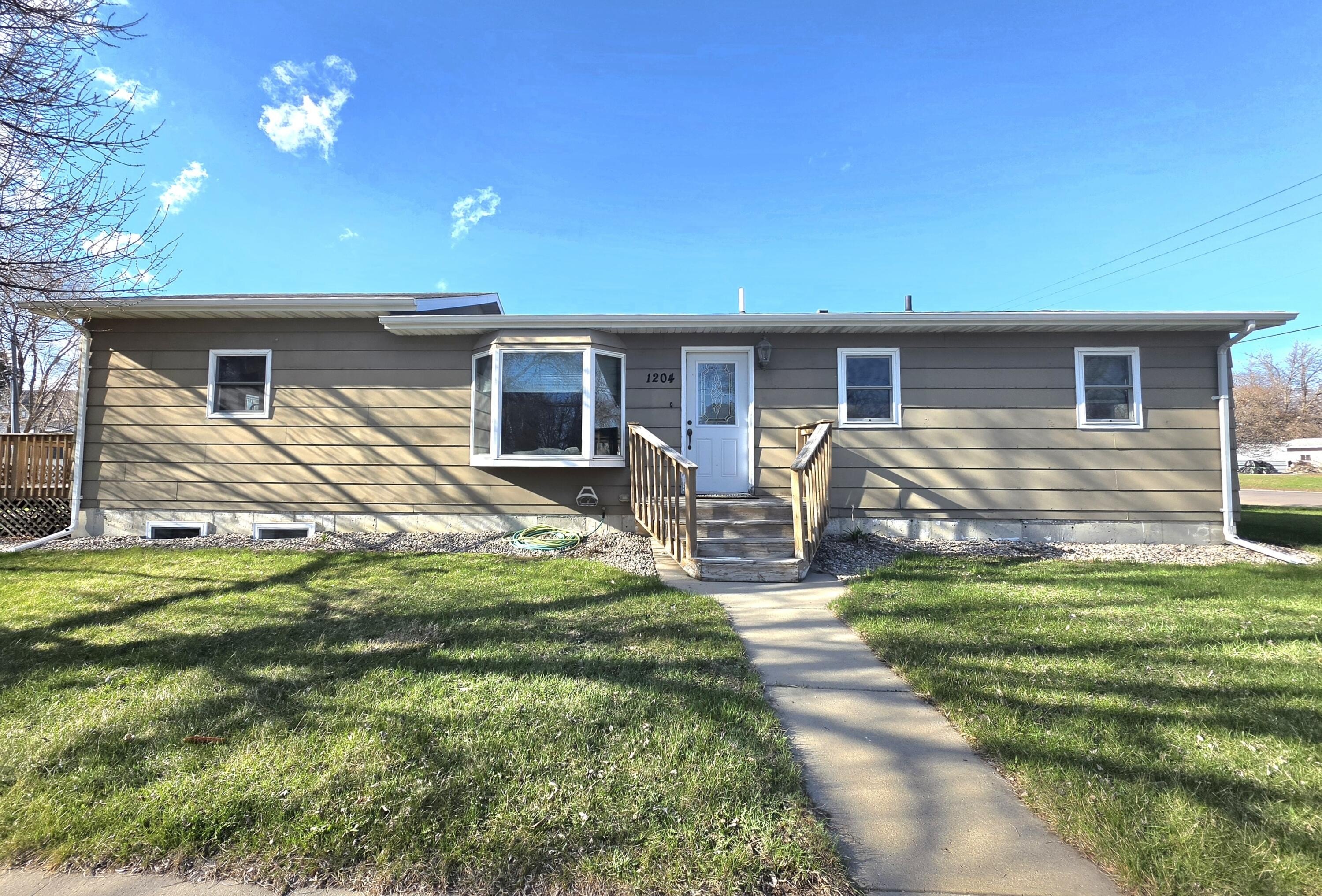 Single Family 4BR 2BA - 1204 SW 8th Avenue, Aberdeen, SD