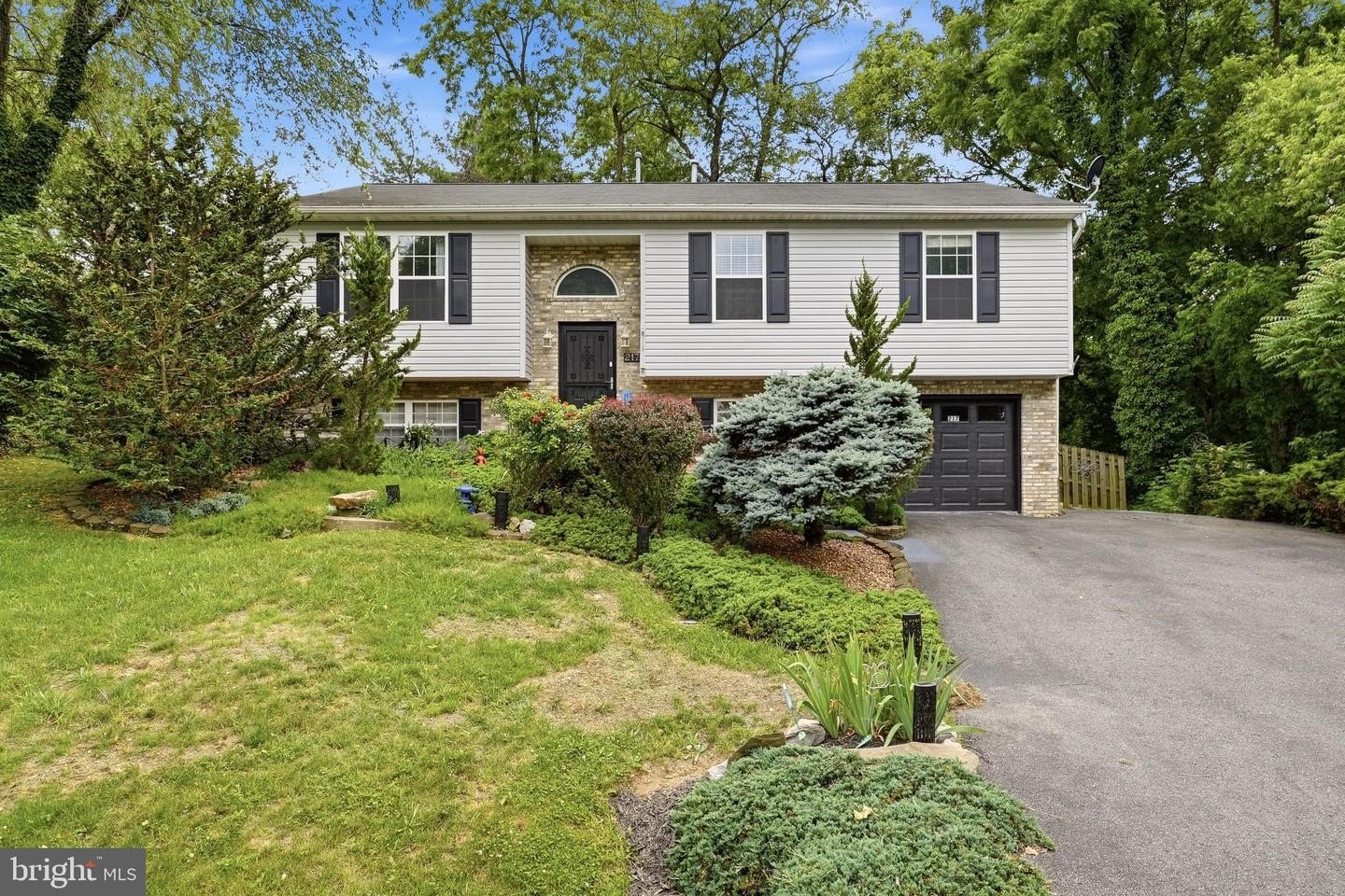 Single Family 3BR 3BA - 217 PEMBRIDGE DR, WINCHESTER, VA