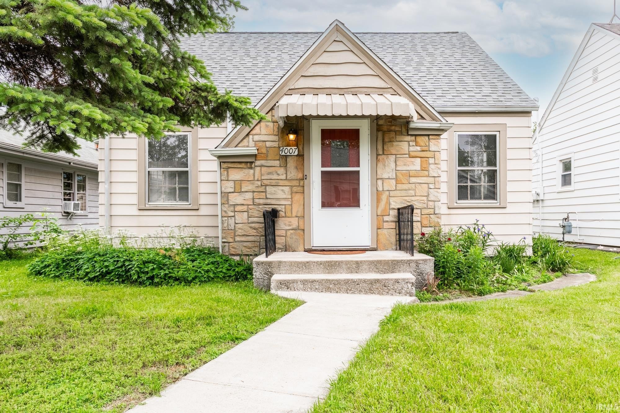 Single Family 2BR 1BA - 4007 Hoagland Avenue, Fort Wayne, IN