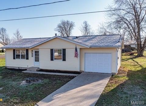 Single Family 3BR 1BA - 322 N Sangamon Avenue, Vandalia, IL